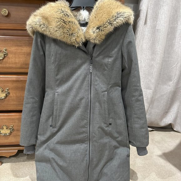 Gorgeous Aritiza Babaton St. Moritz Parka Down Winter Puffer Size XS - Picture 1 of 5